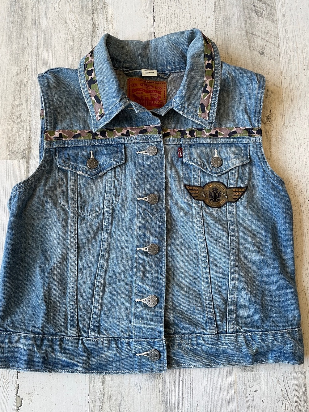 Levi's Light Blue Denim Vest with Green/Brown Camo Trim Embellished SZ M